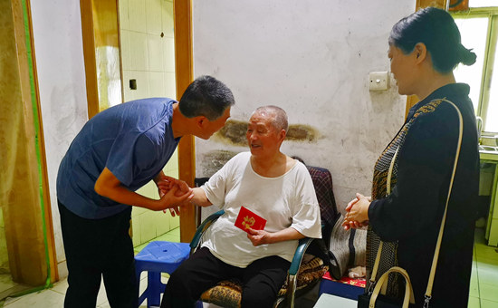 黄山旅游管理学校“七一” 走访慰问老党员和困难党员