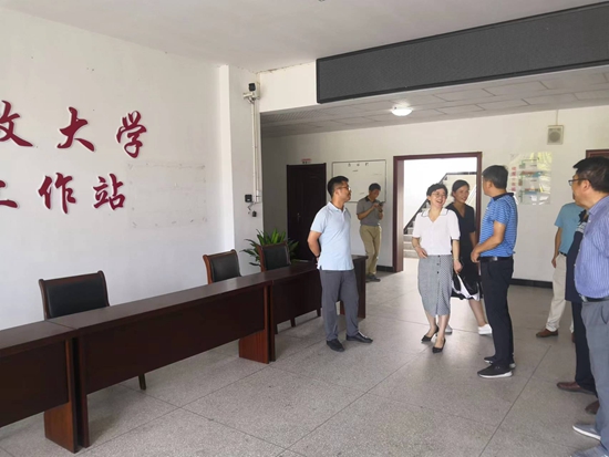 区领导调研黄山区老年开放大学办学工作