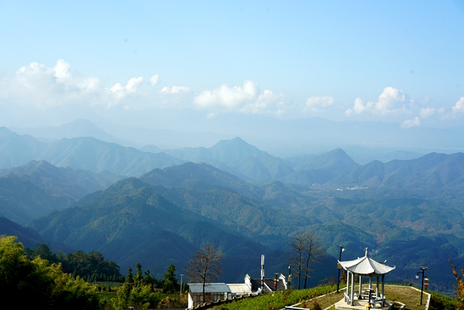 美丽家乡红色行 青春绽放共相聚 ——黄山旅游管理学校组织青年教师开展健身徒步活动