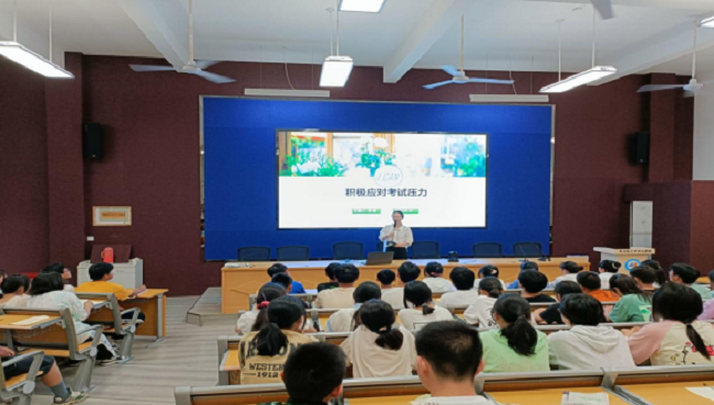 给青春加油，为梦想减负 ——黄山旅游管理学校心理咨询团队为中小学生进行心理辅导