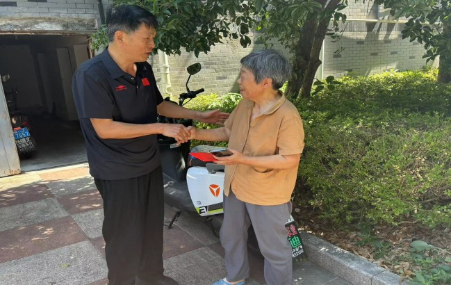 黄山旅游管理学校开展七一走访慰问党员活动
