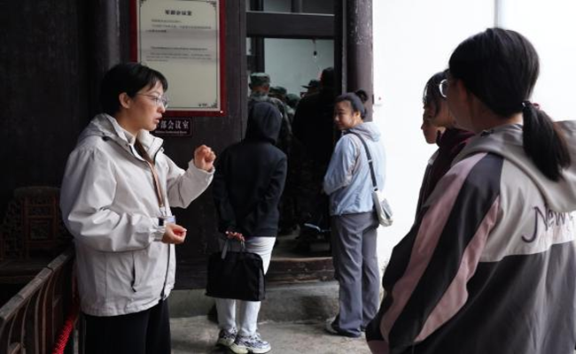 行走的思政课:“导-师-制+”红色研学实训