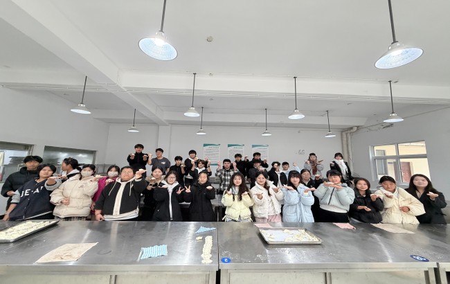 冬至暖情  导师相伴——黄山旅游管理学校首届高职班师生共包饺子迎佳节   