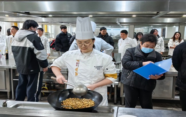 黄山旅游管理学校24级徽商烹饪班开展烹饪基本功考核