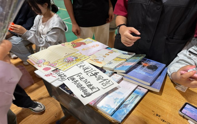 “旧物新生” 点亮校园——黄山旅游管理学校跳蚤市场火热开市